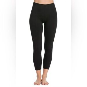 SPANX Black "Look At Me Now" High-Waisted Capri Leggings |
Size L